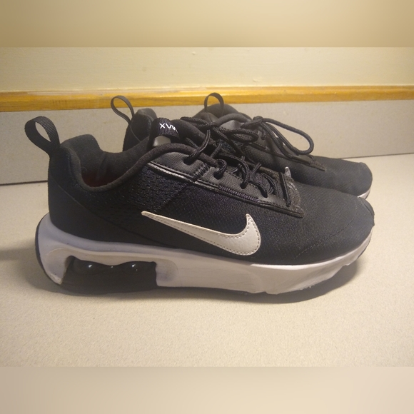 Ladies size 8.5 Nike air max black walking shoes - Picture 1 of 6